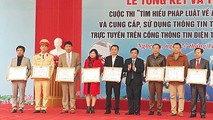 Phó chủ tịch UBND tỉnh Nghệ An Huỳnh Thanh Điền tặng bằng khen cho các tổ chức, cá nhân có thành tích trong cuộc thi.