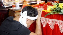 Người thân đớn đau bên quan tài người phụ nữ xấu số.