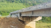 Cây cầu được ứng 80% giá trị nhưng 10 năm vẫn chưa thể sử dụng.