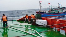 Tàu Cảnh sát Biển 9004 tiếp cận tàu cá gặp nạn.