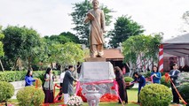 Các đại biểu cùng người dân dự lễ lễ khánh thành tượng đài chí sỹ yêu nước