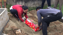 Ngoài bị xử phạt hành chính 5 triệu đồng, các đối tượng còn buộc phải di dời ngồi mộ giả đã chôn, trả lại nguyên trạng mặt bằng xây dựng trái phép.