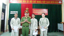 Giám thị Trại tạm giam Công an tỉnh Thanh Hóa trao Quyết định giảm thời hạn chấp hành hình phạt tù cho các phạm nhân.
