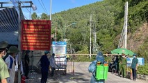 Công an TX Nghi Sơn phối hợp với các lực lượng chức năng lập chốt phong tỏa xã Nghi Sơn.