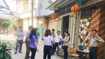 Cán bố Chi cục THADS thành phố Vinh thuyết phục, vận động để thi hành các bản án. (Ảnh chụp trước khi dịch Covid-19 bùng phát tại TP Vinh)
