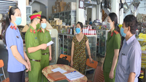 Thi hành Quyết định khởi tố vụ án, khởi tố bị can đối với Nguyễn Thị Phương và Lê Thị Hồng Linh.