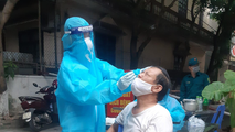 Lấy mẫu xét nghiệm cho người dân.