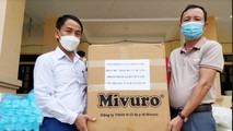 Văn phòng Đại diện Bắc Trung bộ Báo PLVN cùng các nhà hảo tâm trao quà cho công dân đang cách ly tại xã Quang Thọ, huyện Vũ Quang.