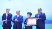 Thủ tướng Nguyễn Xuân Phúc trao Huân chương Lao động hạng Nhì cho Công ty cổ phần thực phẩm sữa TH.