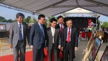 Đại biểu tham quan triển lãm ảnh “Tình hữu nghị đoàn kết đặc biệt Việt Nam-Lào”.