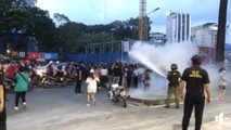 Lực lượng an ninh đã dùng bình xịt cứu hỏa xịt vào đám đông hâm mộ.