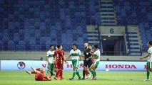 Tuấn Anh bị đau phải rời sân sau một tình huống vào bóng nguy hiểm của cầu thủ đội bạn. Ảnh: Tuấn Hữu/VFF
