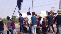 Gia đình anh Sửu đã mang quan tài “diễu phố” gây sức ép cho chính quyền.