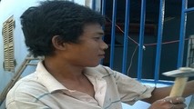 Phước đi làm phụ hồ.