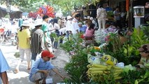 Một góc chợ Hàng tấp nập kẻ bán, người mua.