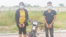 Các đối tượng Thương và Hiệu cùng tang vật vụ án.