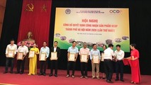 Trao quyết định công nhận sản phẩm OCOP tại Hội nghị.