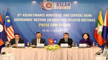 Bộ trưởng Bộ Tài chính Đinh Tiến Dũng và Thống đốc Ngân hàng nhà nước Việt Nam Lê Minh Hưng chủ trì cuộc họp báo.
