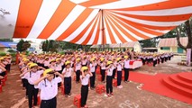 Các em nhỏ tập đội mũ bảo hiểm.