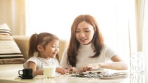 Phụ huynh nên cùng con thực hành các bài học về tiền ngay tại nhà.