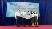 Đại diện BIC trao tiền bảo hiểm cho gia đình khách hàng Hoàng Văn Đắc.