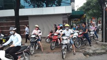 Dân Phú Đô kêu trời vì đường rẽ cổng làng bị 'bịt', tắc triền miên