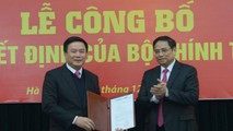 Ông Phạm Minh Chính trao Quyết định của Bộ Chính trị cho ông Nguyễn Xuân Thắng. Ảnh: Báo điện tử Đảng Cộng sản Việt Nam.