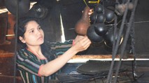 Trên giàn bếp của người Êđê không thể thiếu những quả bầu khô.
