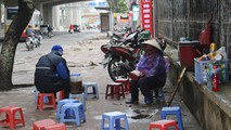 Bán hàng từ sáng sớm, bà Hoa phải khoác thêm một chiếc áo mưa mỏng để bớt đi phần nào cái rét thấu xương.
