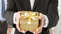 Những túi quà Tết tiền tỉ khiến hàng loạt 'sếp bự' dính vòng lao lí