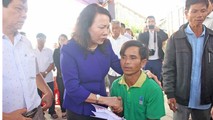 Thứ trưởng Nguyễn Thị Nghĩa thăm hỏi gia đình học sinh bị chết đuối. Ảnh: Moet.gov.vn