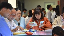 Dân công sở TP HCM đội nắng, bỏ cả cơm trưa để mua chỉ vàng cầu may