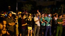Người hiếu kỳ vây kín hiện trường khi Tuấn 'khỉ' chống trả, bị tiêu diệt trong đêm