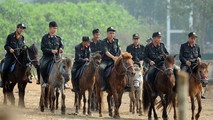 Cảnh sát kỵ binh thuần dưỡng ngựa hoang nơi thao trường