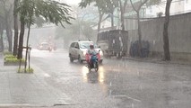 Hôm nay đề phòng giông, lốc mạnh ở miền Trung, ngày mai khả năng Hà Nội tạnh ráo