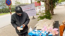 Người Hà Nội phát đồ ăn miễn phí đến hết mùa dịch bệnh trên vỉa hè