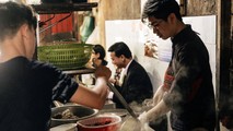 Hà Nội dừng cách ly xã hội: Chủ hàng phở dậy từ 2 giờ, thái thịt xuyên đêm
