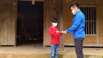 'Shipper đặc biệt' mang bài tập đến tận nhà cho học sinh