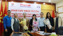 Tổng biên tập báo PLVN - Tiến sỹ Đào Văn Hội tặng hoa các vị khách mời.