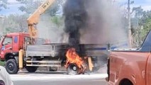 Vụ chập điện khiến xe tải cẩu bốc cháy dữ dội. Ảnh: Báo Lâm Đồng