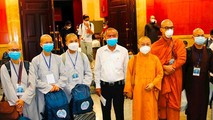 Cởi áo tu hành, khoác áo blue xông pha lên tuyến đầu chống dịch