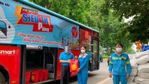 Phó Chủ tịch LĐLĐ Thành phố Hà Nội Nguyễn Chính Hữu tặng quà công nhân môi trường đô thị. Ảnh: Cổng giao tiếp điện tử Hà Nội.