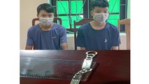 Nghi phạm Lê Văn Chiến (trái) và Lê Văn Quyết cùng tang vật. Ảnh: Công an tỉnh Thanh Hóa.