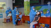 Người dân phường 3, quận Tân Bình được lấy mẫu xét nghiệm đêm ngày 2/6. (nguồn ảnh: HCDC)