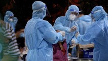 Nhân viên y tế lấy mẫu xét nghiệm diện rộng tại quận Bình Tân. (Nguồn: HCDC)
