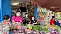 Người dân được hỗ trợ nhu yếu phẩm (nguồn ảnh: Thành ủy TP HCM)