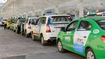 Xe taxi tại TP HCM chỉ được hoạt động hỗ trợ y tế và đưa đón người tại sân bay. Ảnh minh họa: internet