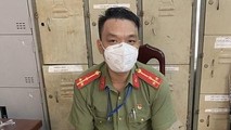 Đối tượng Phan Phi Toàn với trang phục Công an mua trên mạng.