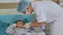 Cấp cứu thành công bé trai 8 tuổi bị tôn cứa cổ khi đang đi xe đạp