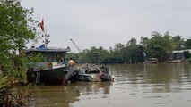 Cơ quan chức năng đang tiến hành khám nghiệm, điều tra nguyên nhân vụ việc.